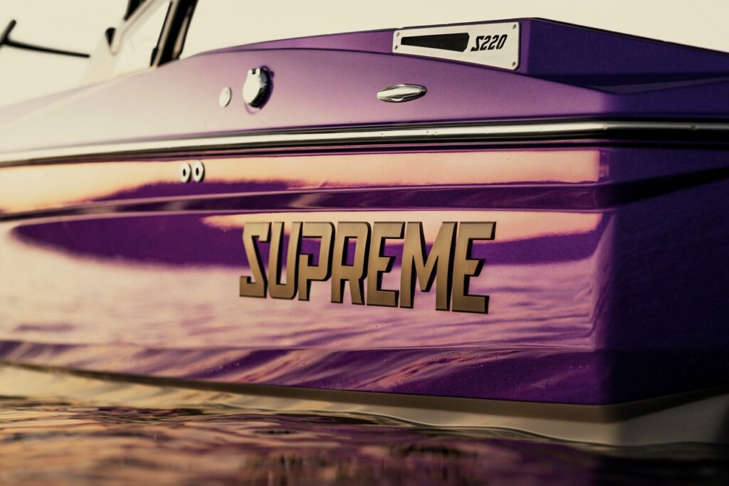  Supreme S220（2026年モデル）船体横の Supremeロゴ